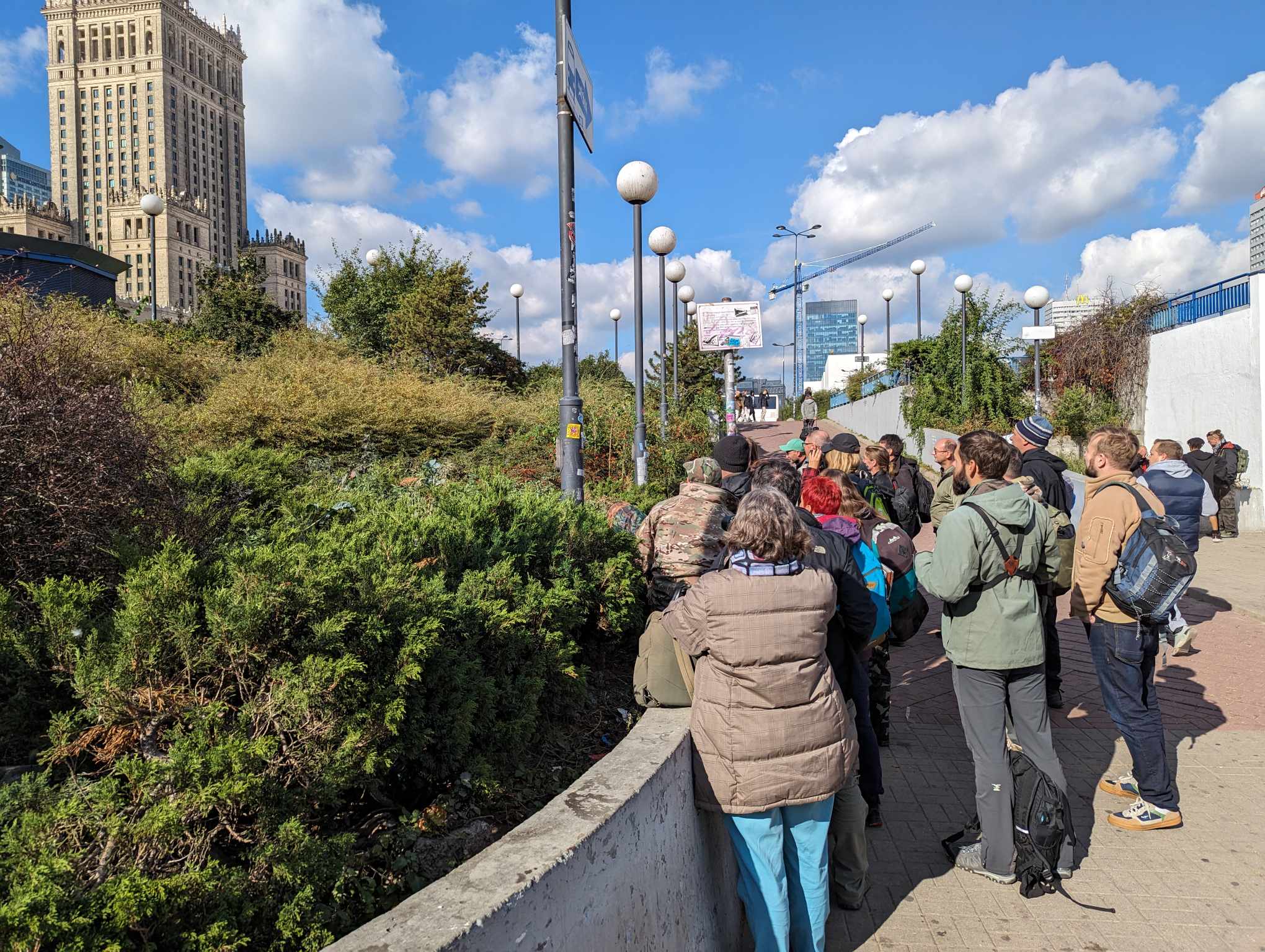 Rzadka pokrzewka aksamitna odwiedziła centrum Warszawy. Z obserwatorami rozmawia nasz reporter, fot. Jan Kielak