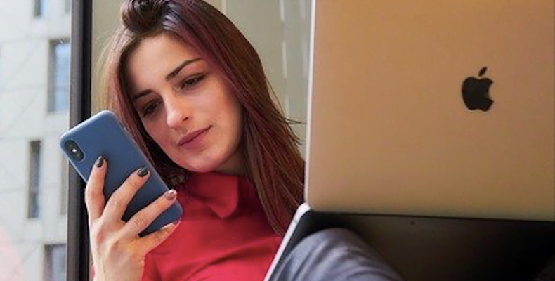 kobieta z telefonem i laptopem w ręku oraz kawa - pożyczanie przez Internet