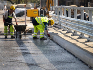 Asfalt na nowym wiadukcie Trasy Łazienkowskiej