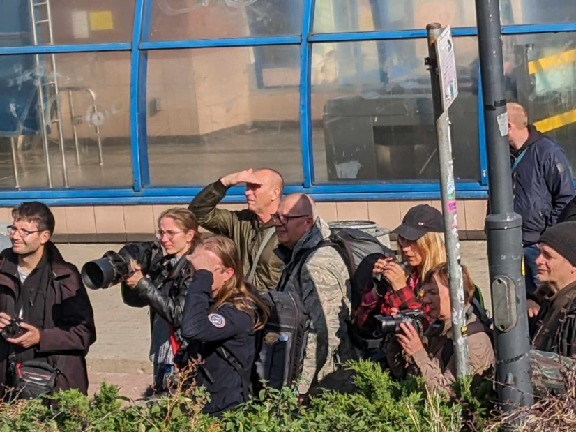 Rzadka pokrzewka aksamitna odwiedziła centrum Warszawy. Z obserwatorami rozmawia nasz reporter