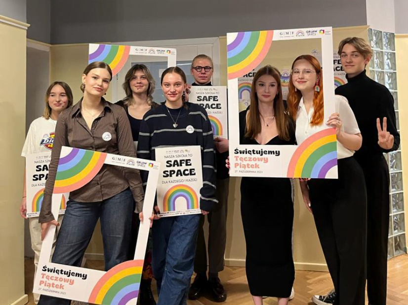 Tęczowy Piątek w warszawskich szkołach. Rozmawiamy o nowej perspektywie