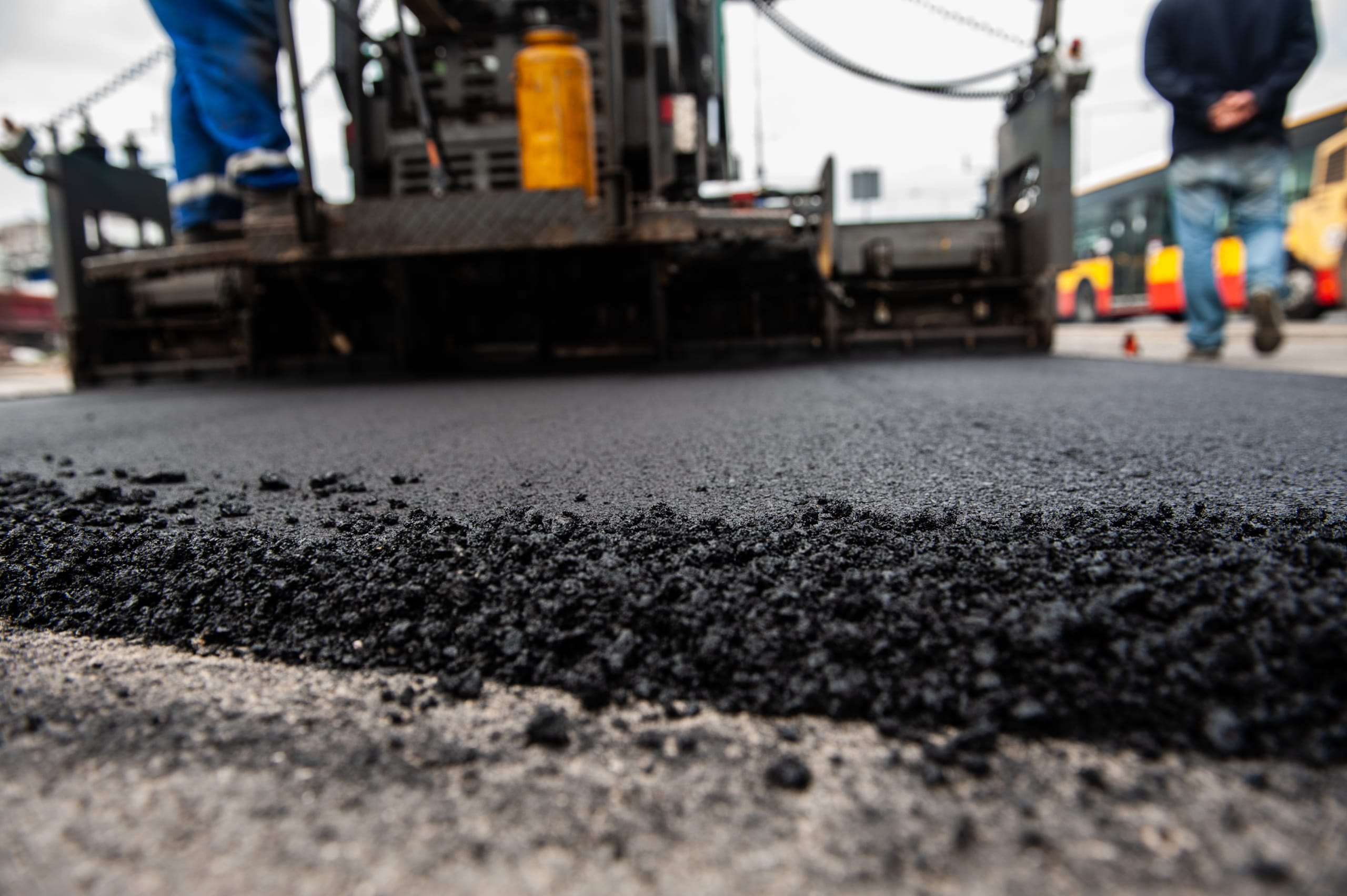 Wymienią asfalt jezdni w Al. Krakowskiej w stronę Raszyna. Oto wszystkie utrudnienia i zmiany w ruchu