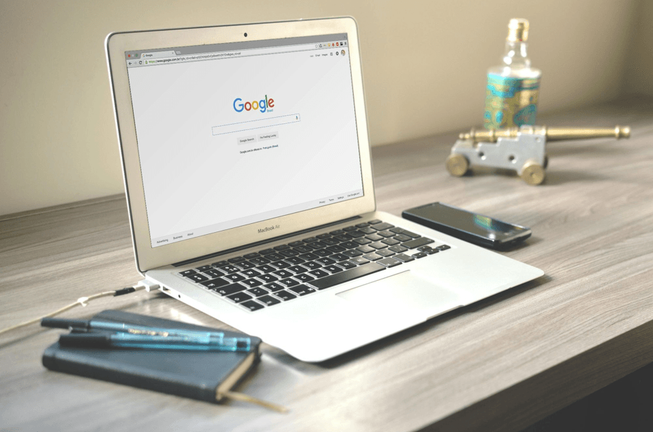 laptop z otwartą wyszukiwarką Google