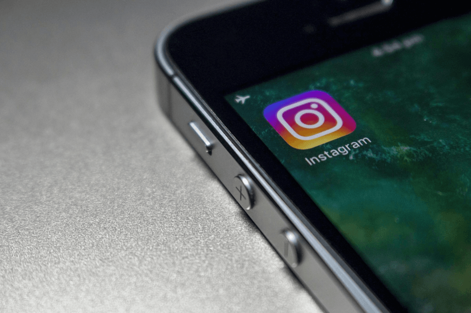 telefon z widoczną na ekranie ikoną Instagrama