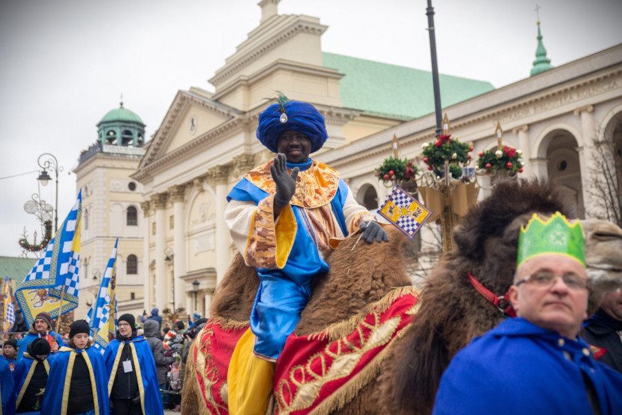Smoki, wielbłądy i 4-metrowy Anioł. Przez Warszawę przejdzie wielki Orszak Trzech Króli [PROGRAM]