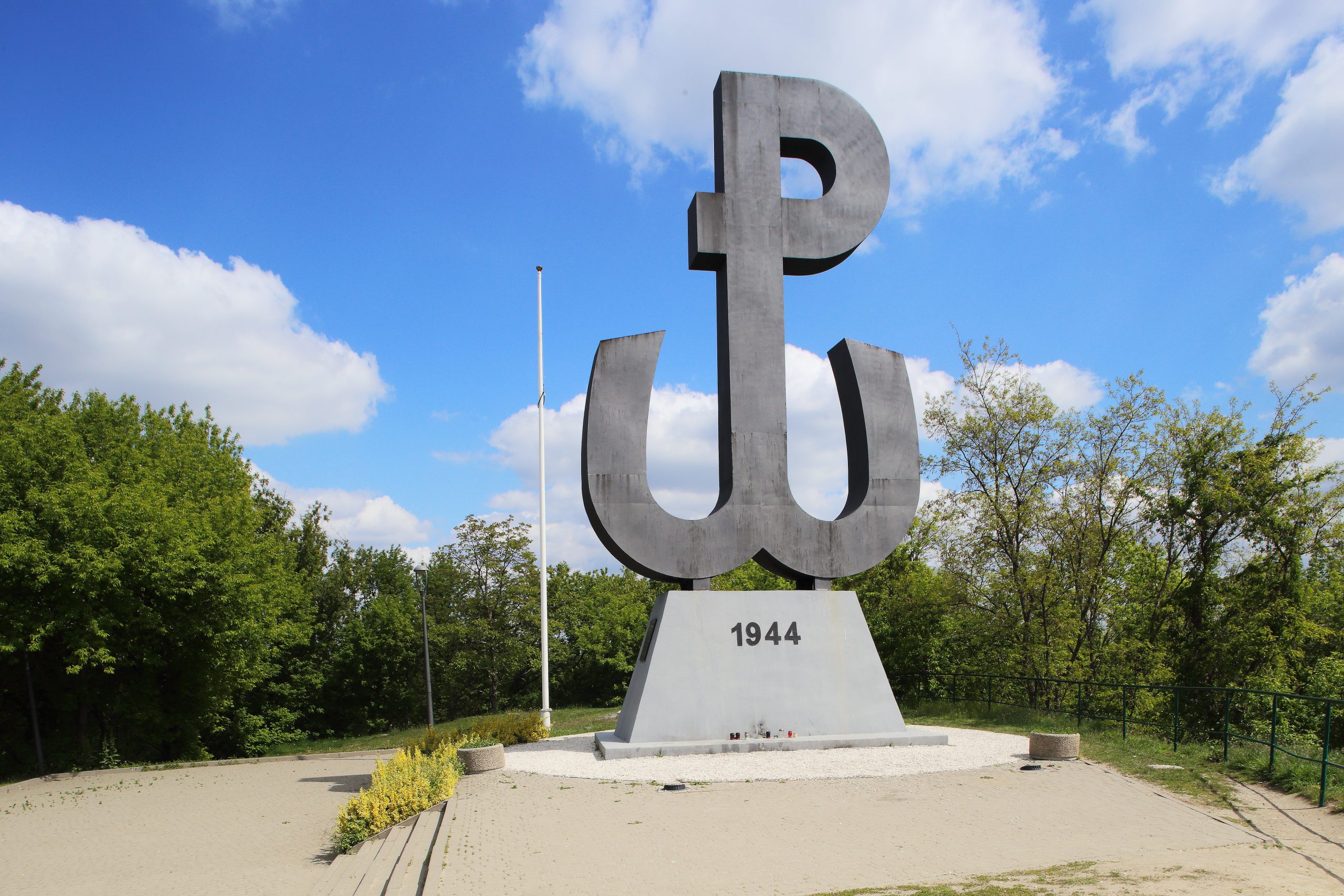 IPN grzmi ws. „zdewastowanych” krzyży na Kopcu Powstania Warszawskiego. Zarząd Zieleni odpowiada: to nie wandale, a roztopy