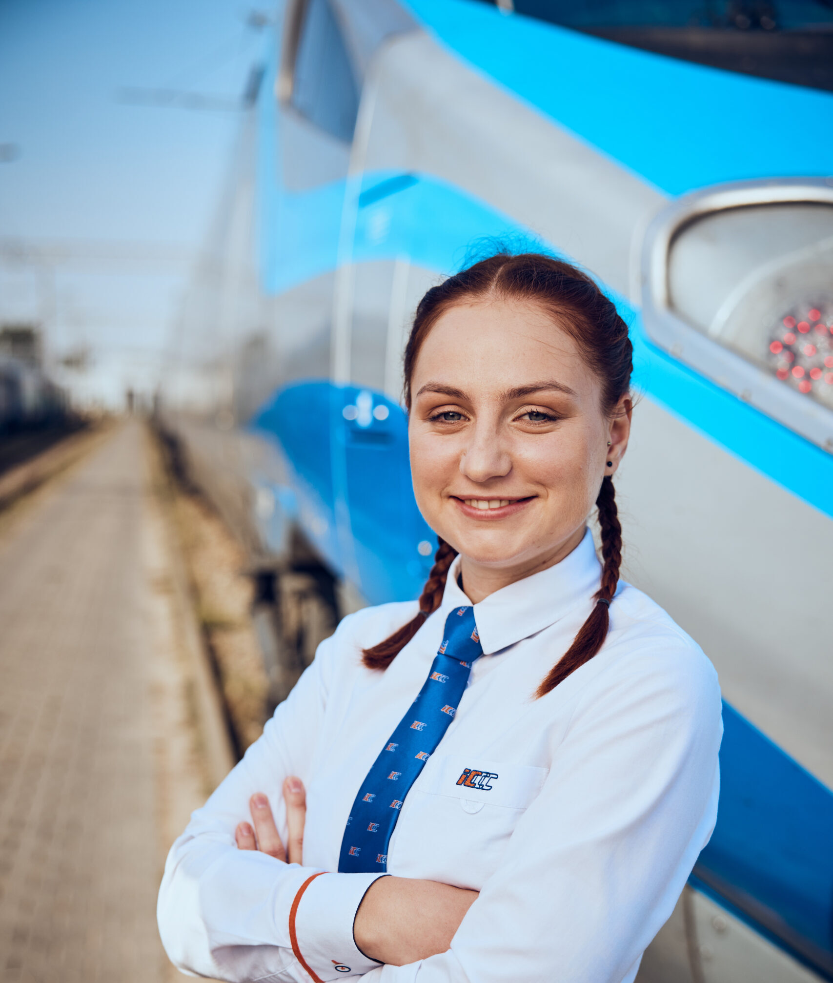 „Kolej jest kobietą”. Na torach pracuje coraz więcej maszynistek i konduktorek: „Jeśli się rozwijać, to tylko na kolei”