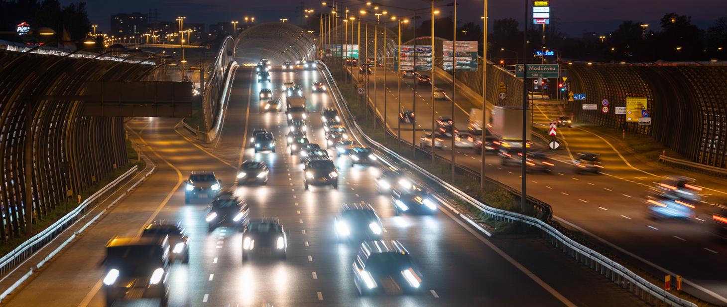 Nocny remont trasy S8 w Warszawie. Nowy asfalt i likwidacja pasów awaryjnych [SZCZEGÓŁY]