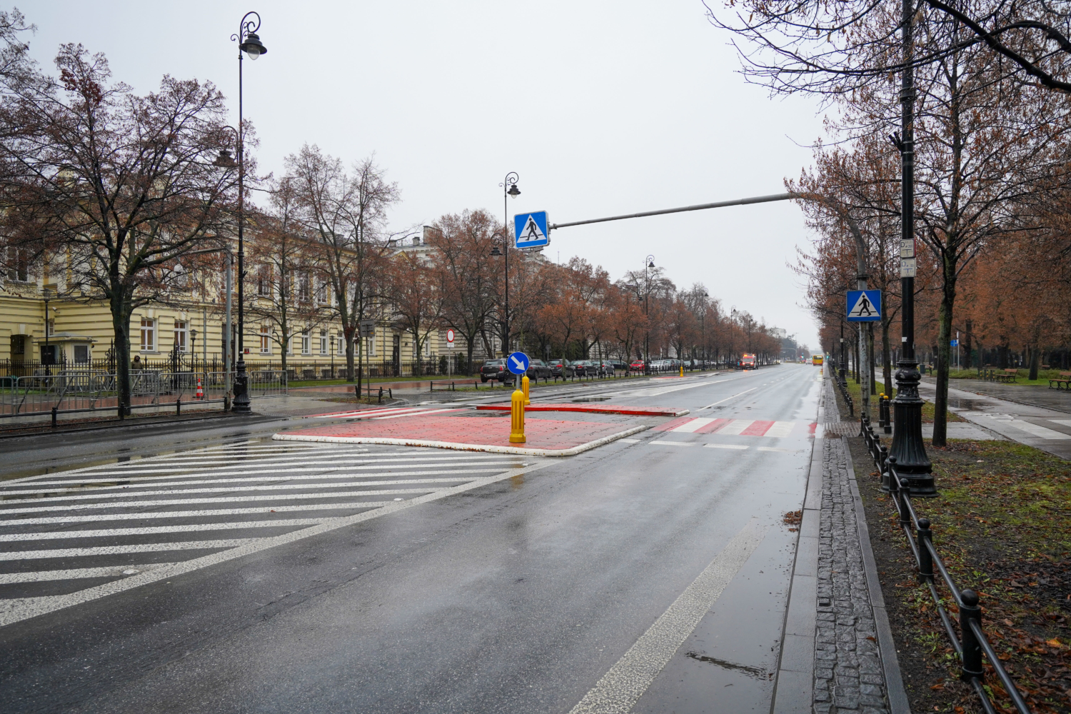 Światła na czterech przejściach i nowe buspasy w Al. Ujazdowskich. ZDM ogłosił przetarg na projekt