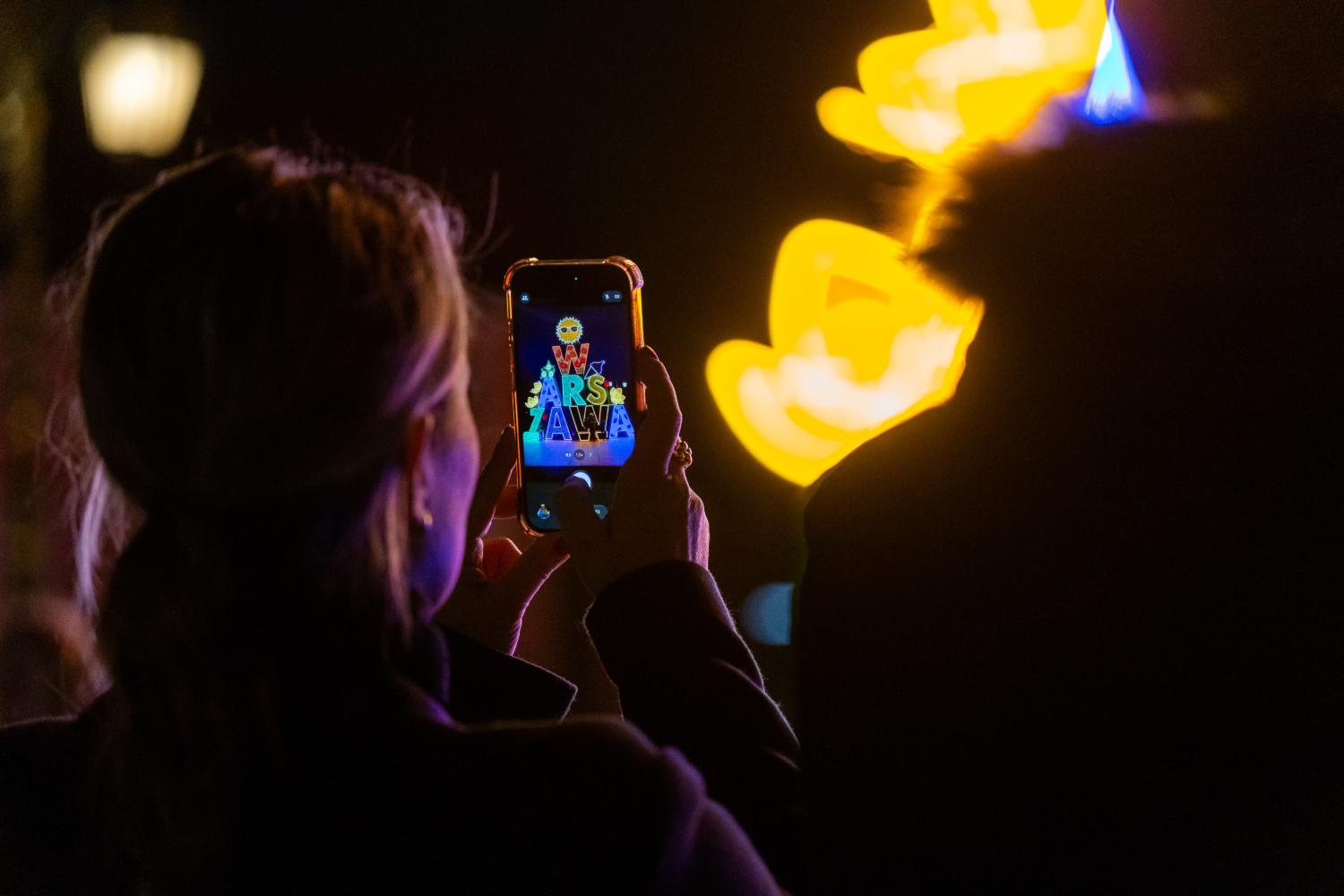 Słynny neon „Warszawa” na Pl. Zamkowym zostanie na stałe. Aranżacja będzie się zmieniać w zależności od pory roku